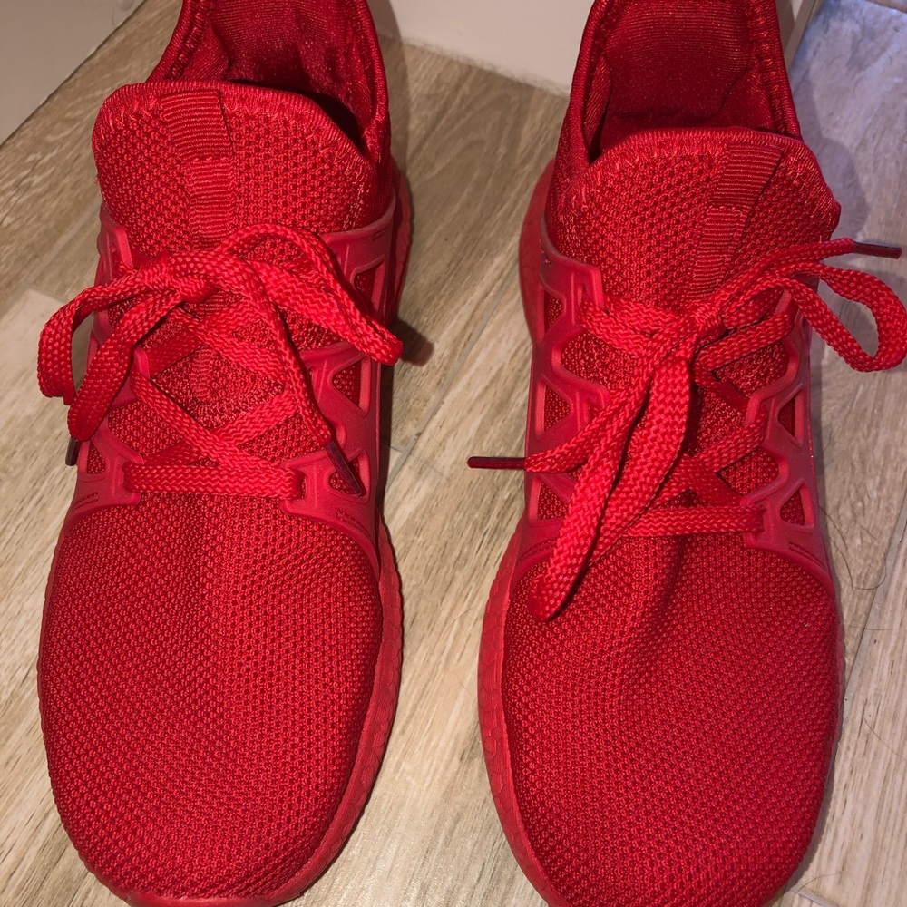 Size 9 NWOT red tennis shoes